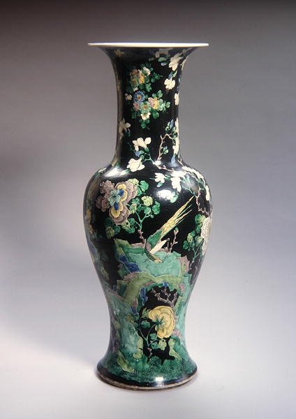 ファミーユ・ノワール様式の大型円錐形花瓶 康熙時代（1662～1722）（磁器）（272192参照） 作： 学校の中国語