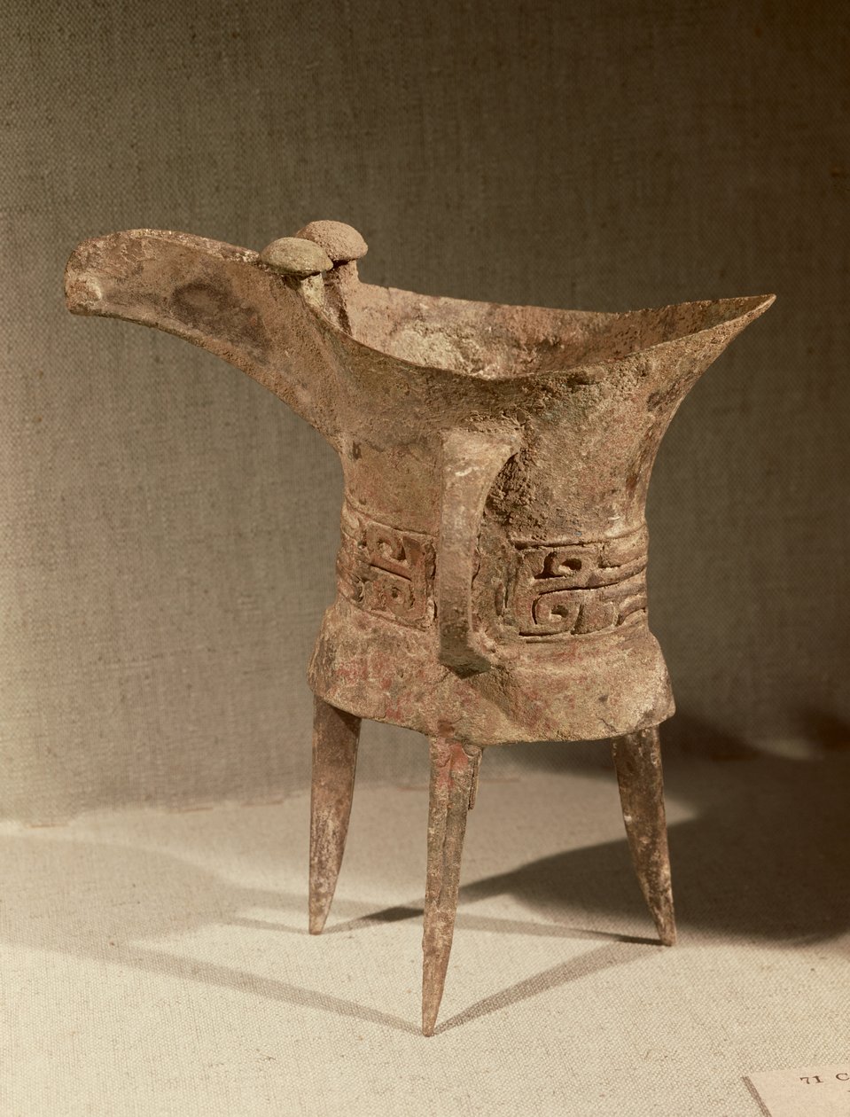 饕餮（とうてつ）文三脚酒燗器 殷周時代・鄭州、明康廬出土 作： 学校の中国語