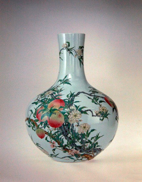 桃の花瓶、乾隆帝時代（1736-95）（上絵付けの磁器） 作： 学校の中国語