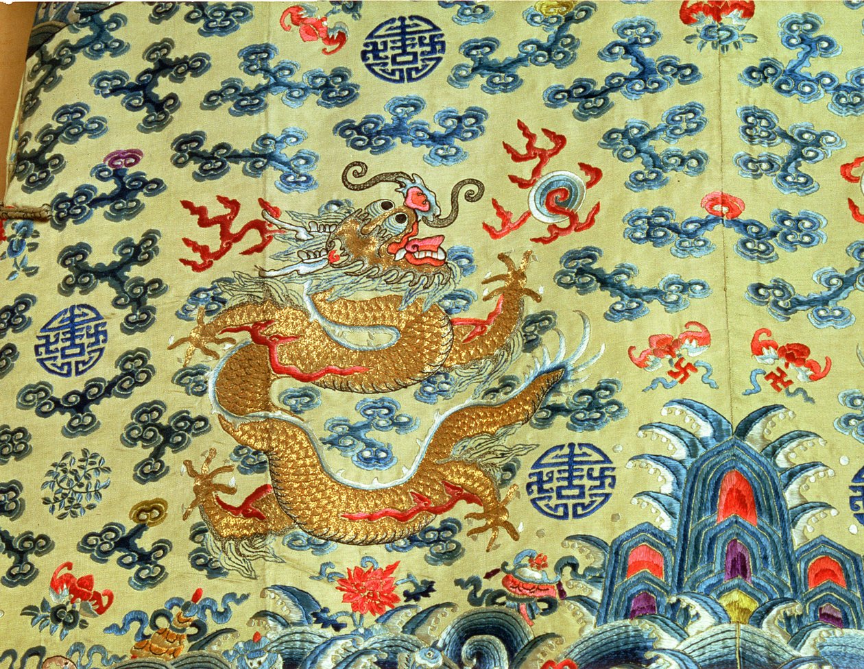 女性用「龍袍」九頭の龍と十二支のシンボルが描かれている清朝時代 19世紀後半 刺繍された絹サテン