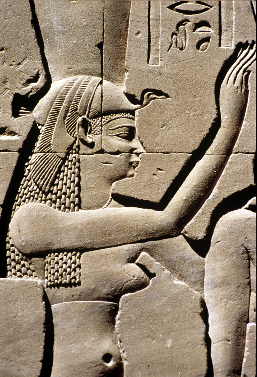 古代エジプト、壁面彫刻、イシス神、ホルス神殿、エドフ、紀元前237～57年（写真） 作： 学校エジプト人