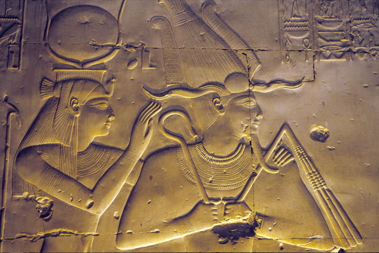 古代エジプト、壁絵／彫刻、座った夫オシリスを抱く女神イシス、セティ1世神殿、アビドス 作： 学校エジプト人