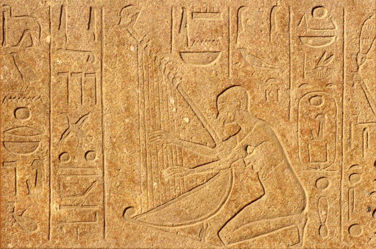 古代エジプト、ルクソール、カルナック神殿、ハープの上にハトシェプスト像の頭を乗せたハープ奏者。 作： 学校エジプト人