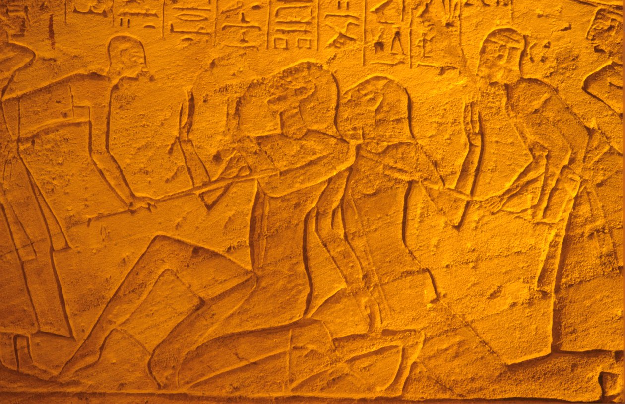 古代エジプト、壁画／彫刻、棒で殴られるヒッタイトの囚人、ラメセス2世とネフェルタリの神殿、アブ・シンベ（写真） 作： 学校エジプト人