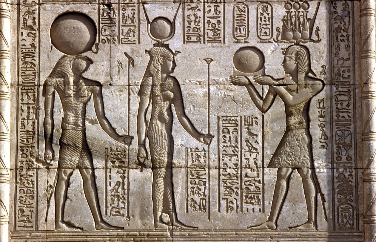 古代エジプト、壁画／彫刻、ファラオから供物を受け取るホルスとイシス、デンデラ、ハトホル神殿（写真） 作： 学校エジプト人