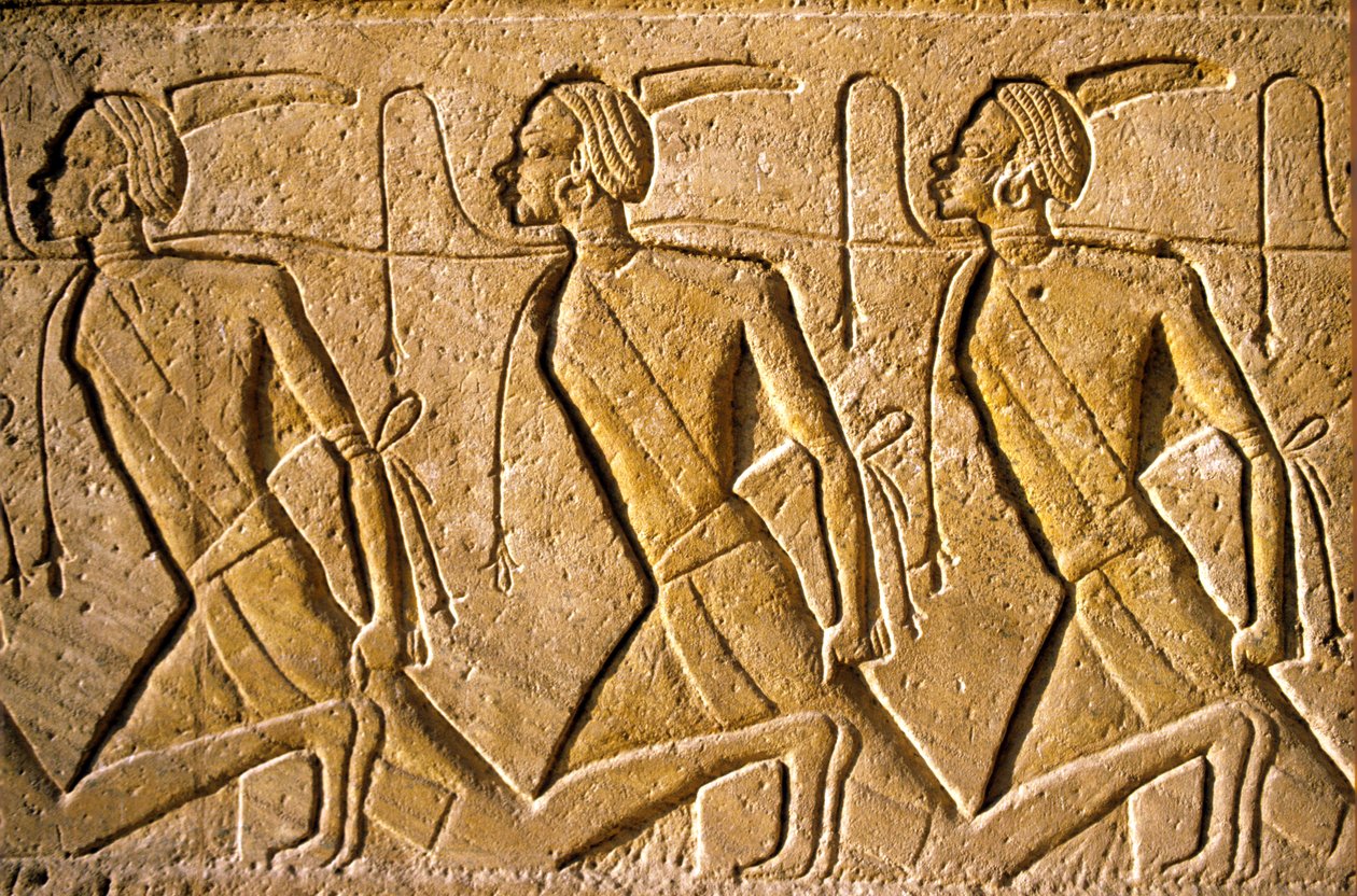 古代エジプト、壁画／彫刻、ラメセス2世に敗れたクシテ人（アフリカ人として描かれている）を表す囚人の列、ラメセス2世神殿、アブシンベル 作： 学校エジプト人