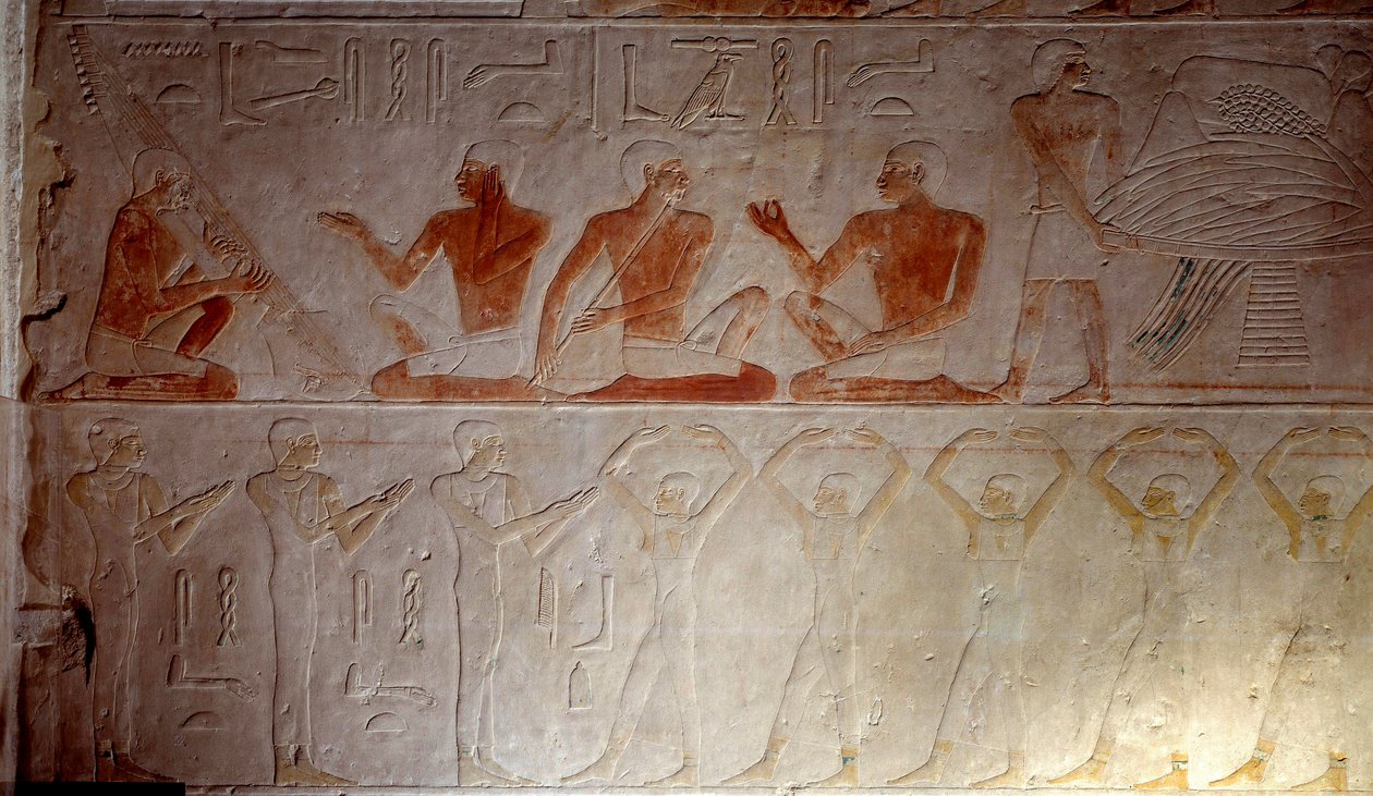 古代エジプト：紀元前2300年頃、アケテプのマスタバ礼拝堂にあった音楽家を表す石灰岩のレリーフ。第5王朝。旧帝国。サッカラ（Sakkara）から。パリ、ルーブル美術館 作： 学校エジプト人