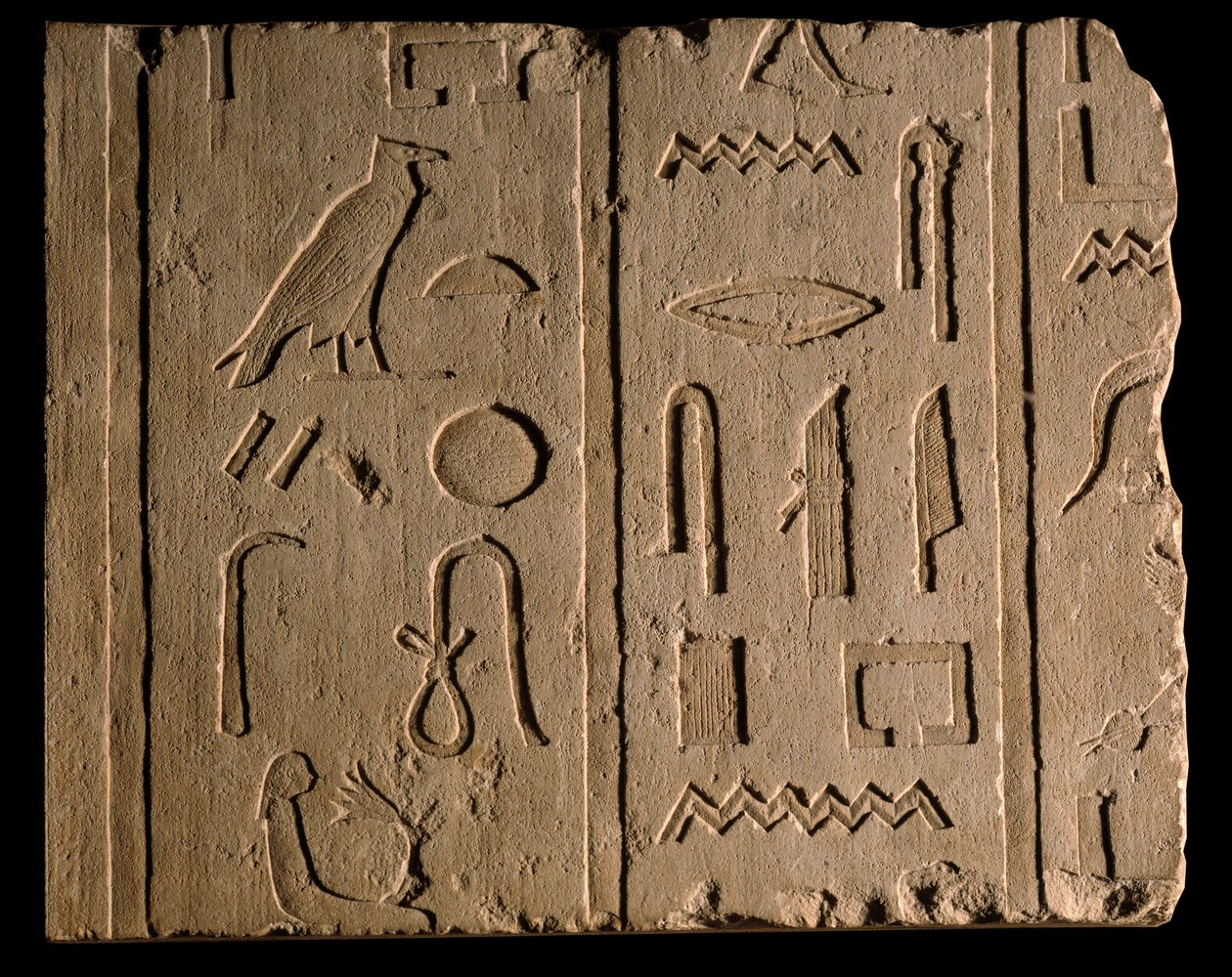 エジプトの古代遺跡：タホートという女性に言及した葬儀の碑文。紀元前8世紀。パリ、ルーブル美術館 作： 学校エジプト人