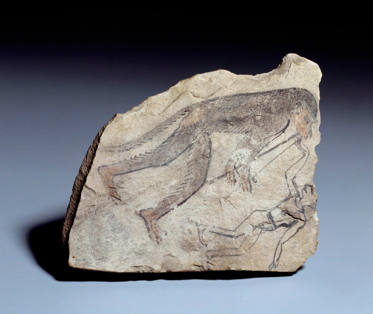 Ägyptische Antiquität: Ostrakon (oder Ostracon) (Plural: Ostraka) Figur: Affe spielt Doppelrohrflöte (Aulos), um einen Mann zum Tanzen zu bringen. Stein aus Kalkstein. 19. Dynastie (ca. 1295-1186). Vom Fundort Deir el-Medineh (el Medineh) von School Egyptian