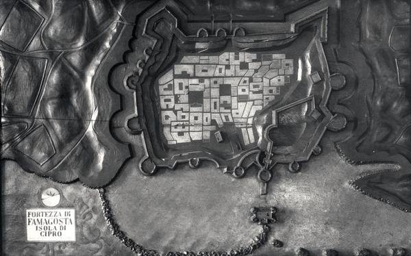 17世紀のキプロス島のファマゴスタ要塞のレリーフ地図（モノクロ写真） 作： 学校イタリア語