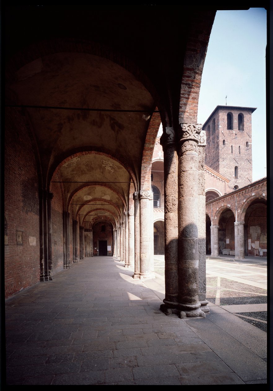 聖アンブローズ（聖アンブローズ）教会のポルティコの眺め（Basilica di Sant