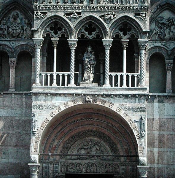 1130年代に建設され、15世紀に完成した西ファサード（写真）（詳細 作： 学校イタリア語