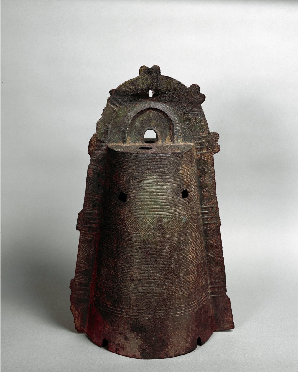 青銅製ヤポイの鐘、紀元前300年～紀元後250年 作： 日本語学校