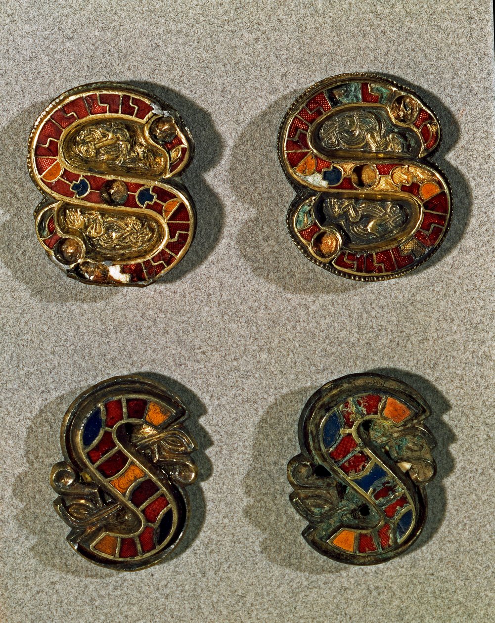 中世の考古学（Middle Ages）。ロンバルディア州の野蛮人の芸術。S字型のベルト・フィーブル（バックル）。金と多色エナメルのオブジェ。ロンバルディア美術、6～7世紀イタリア、チヴィダーレ・デル・フリウリ、考古学博物館 作： ロンバードスクール