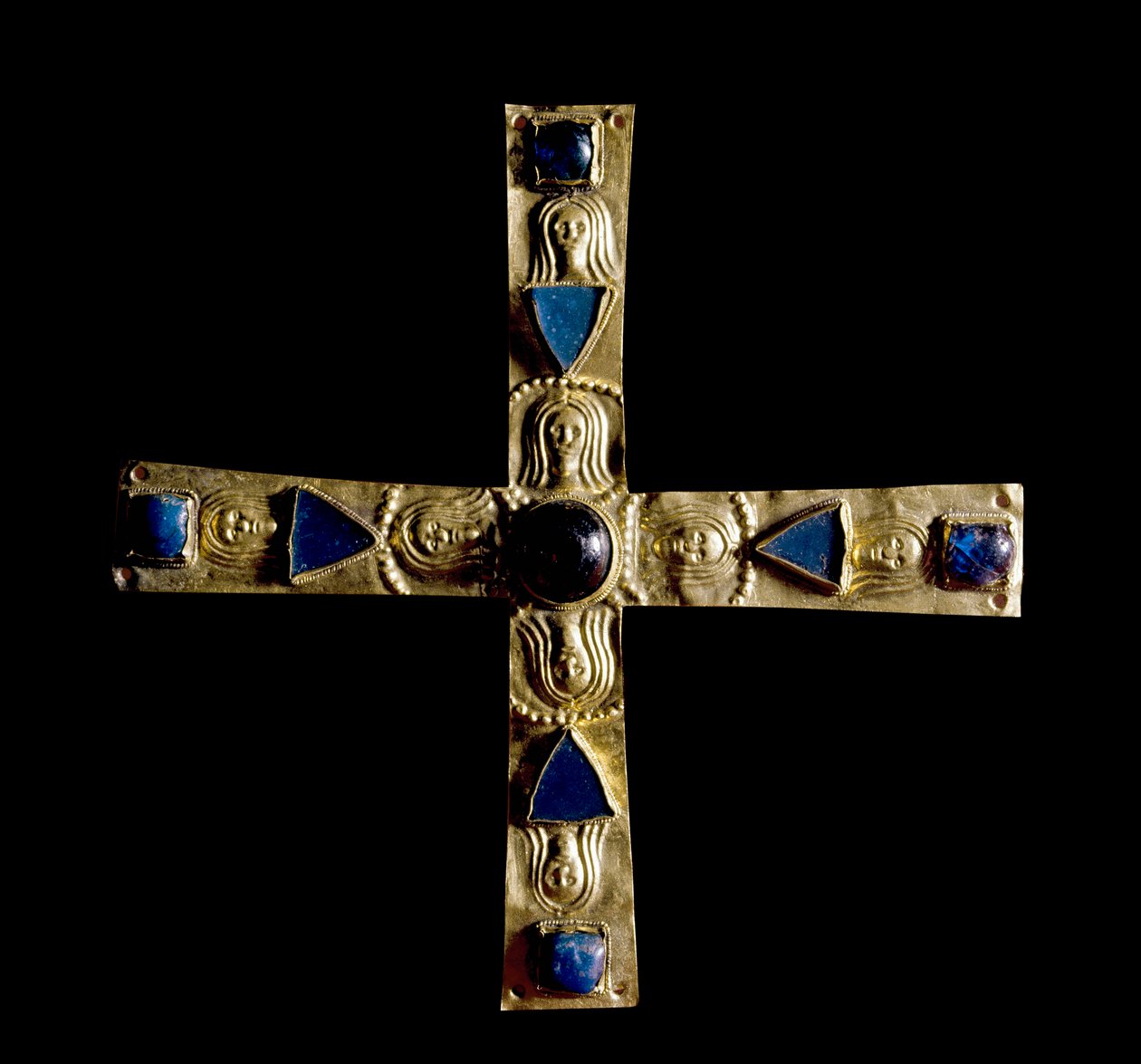 中世の考古学（Middle Ages）。ロンバルディア州の蛮族の芸術。ジスルフォの十字架、半貴石入りの凸凹金箔、ペトレ・アンカッセ。7世紀のロンバルディアの巨匠の作品。高さ：11cmイタリア、チヴィダーレ・デル・フリウリ、アルケオ博物館 作： ロンバードスクール