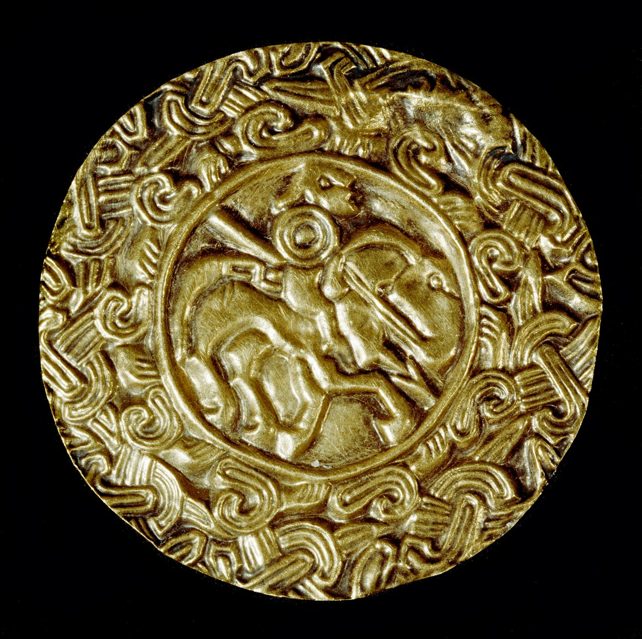 Archäologie des Mittelalters. Barbarische Kunst der Lombardei: Goldscheibe. In der Mitte ist ein Heiliger zu Pferd mit einer Lanze und darum herum Tiermotive. Lombardische Kunst, um 600. Italien, Cividale del Friuli, Archäologisches Museum von School Lombard