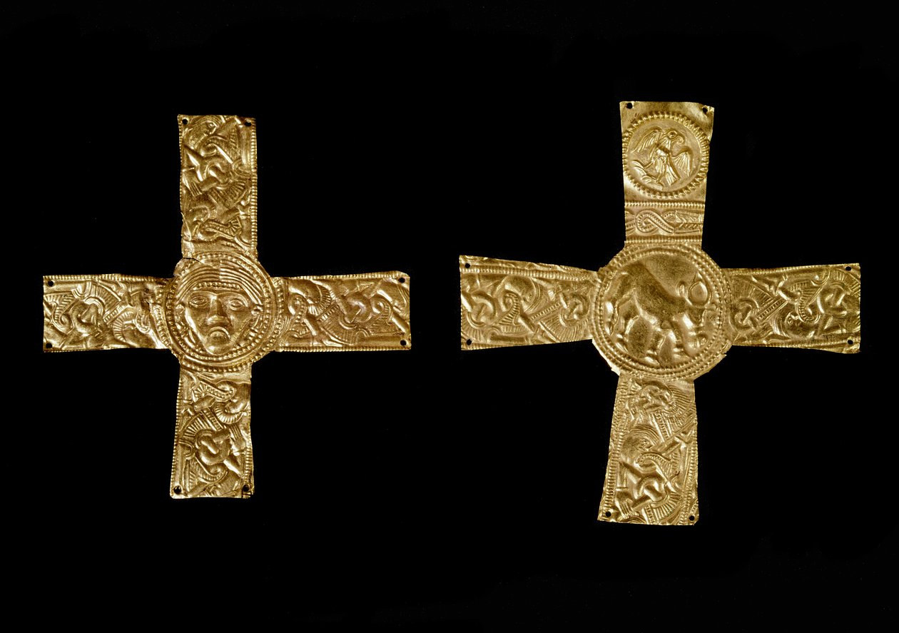 中世の考古学（Middle Ages）。ロンバルディアの蛮族芸術：金箔の胸部十字架。7世紀のロンバルディア美術イタリア、チヴィダーレ・デル・フリウリ、考古学博物館 作： ロンバードスクール