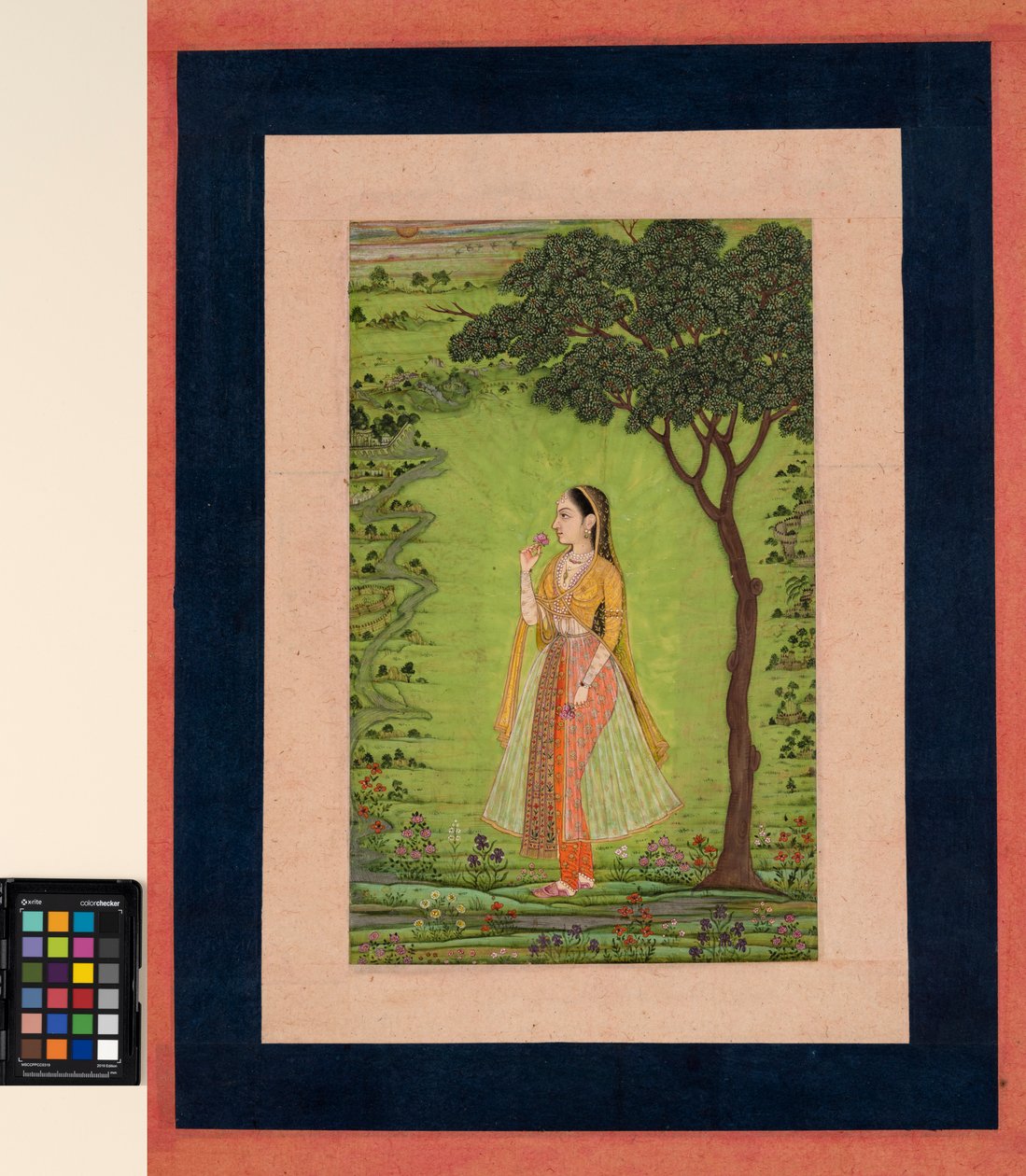 木のそばに立って、花を持っている女性、c.1720（不透明w - c、紙に金） 作： ムガール学校