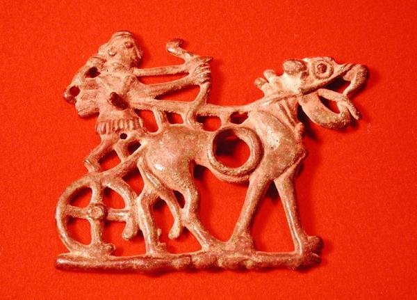 馬車に乗って弓を射る狩人を描いたホースビット 紀元前1200～700年頃（ブロンズ 作： 学校ペルシア語