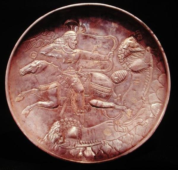 ライオン狩りをする王家の兵士を描いた皿 6～7世紀（銀製 作： 学校ペルシア語