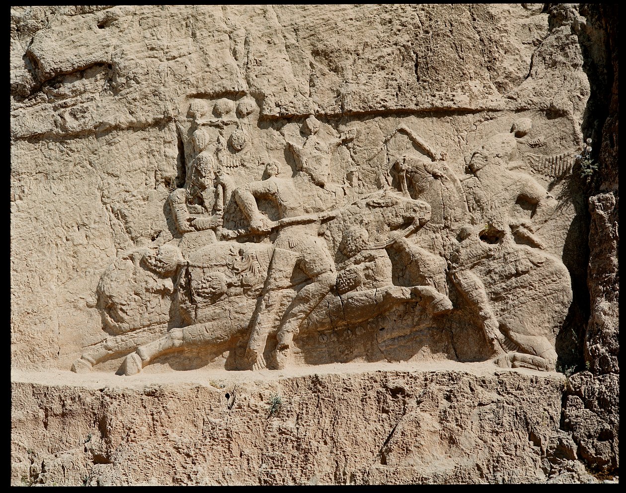 ネクロポリスとアケメネス朝の王たちの墓の眺め、戦闘シーンのレリーフ 作： 学校ペルシア語