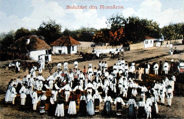 村で踊るルーマニア人を描いた絵葉書、1910年頃（カラーリトグラフ） 作： ルーマニア語学校