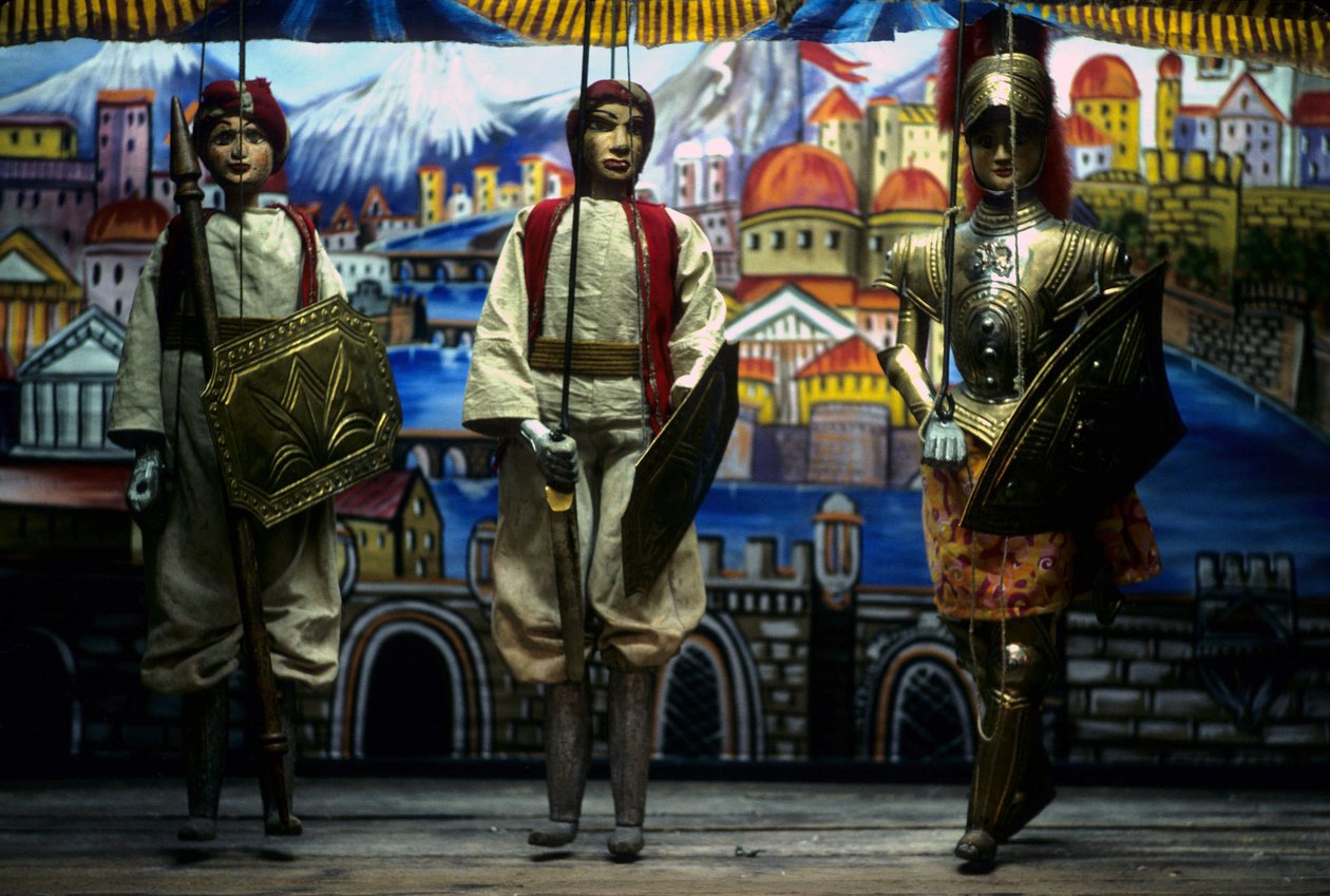 イタリア、シチリア島、パレルモのパピ。これらのシチリアの人形は、ノルマン人の侵略の物語をシチリア人に伝えることを目的とした古い伝統に属しています。 作： 学校のシチリア人