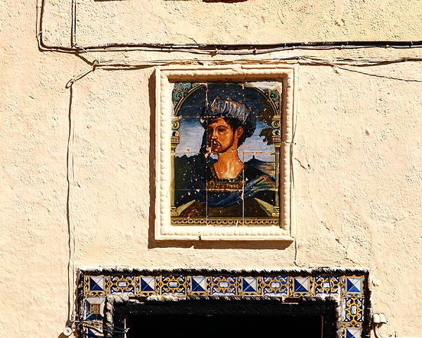 ムーア王の家」の外にある男性の肖像が描かれた陶器のタイル（写真） 作： 学校スペイン語