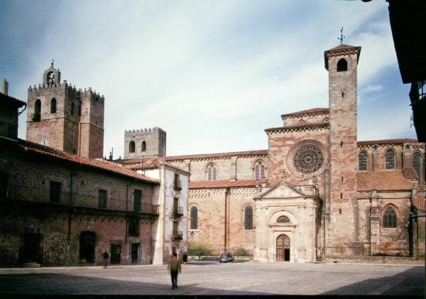 1150～14世紀に建設されたマヨール広場からカテドラルを望む（写真 作： 学校スペイン語
