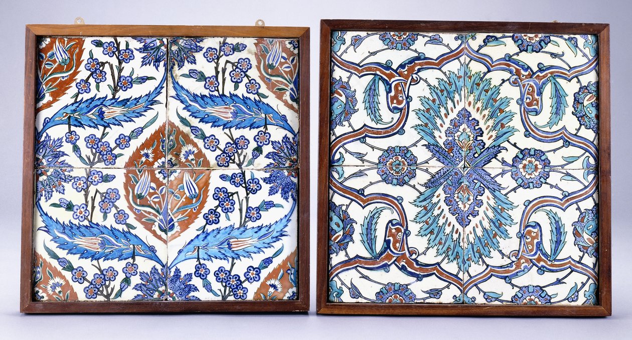 1570年頃に作られた梅の花とチューリップのイズニクタイルと、赤と青のスプリットパルメットを備えた17世紀のイズニクタイル、1570年頃。 17世紀（セラミック） 作： 学校トルコ語