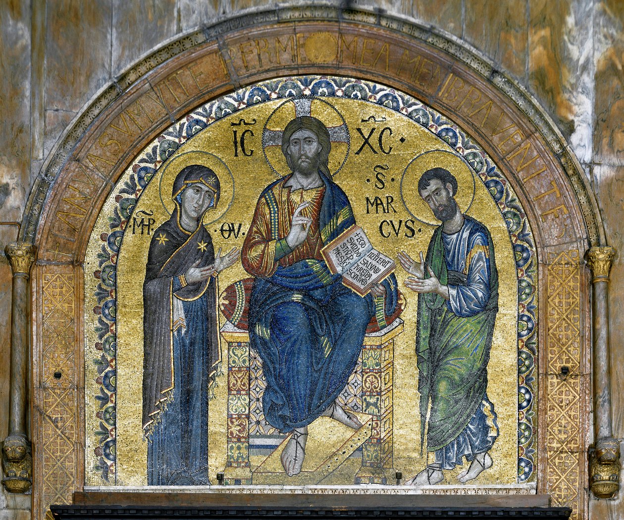 ビザンチン建築。聖母と聖マルコ（デイシス）の間にある威厳のあるキリスト（Christ in glory）、ヴェネツィアの芸術家によって作られたモザイクで、16世紀に再設計されました。アプス。サン・マルコ寺院（Basilica di San Marco）、ヴェネツィア 作： 学校ベネトビザンチン