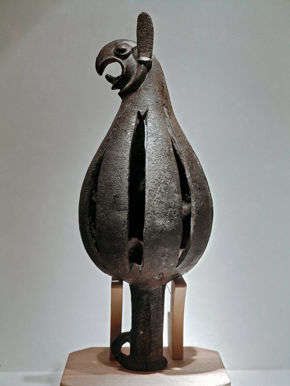 アート・スキタイ（スキタイ文明またはスキタイ）：鷲の頭を持つグリフォン型の装飾品。紀元前7世紀後半の青銅器。サンクトペテルブルク、エルミタージュ美術館 作： スキタイ人