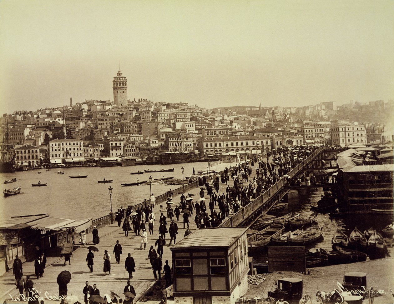 金角湾に架かるガラタ橋、イスタンブール、1890年頃（白黒写真） 作： セバとジョイリエ