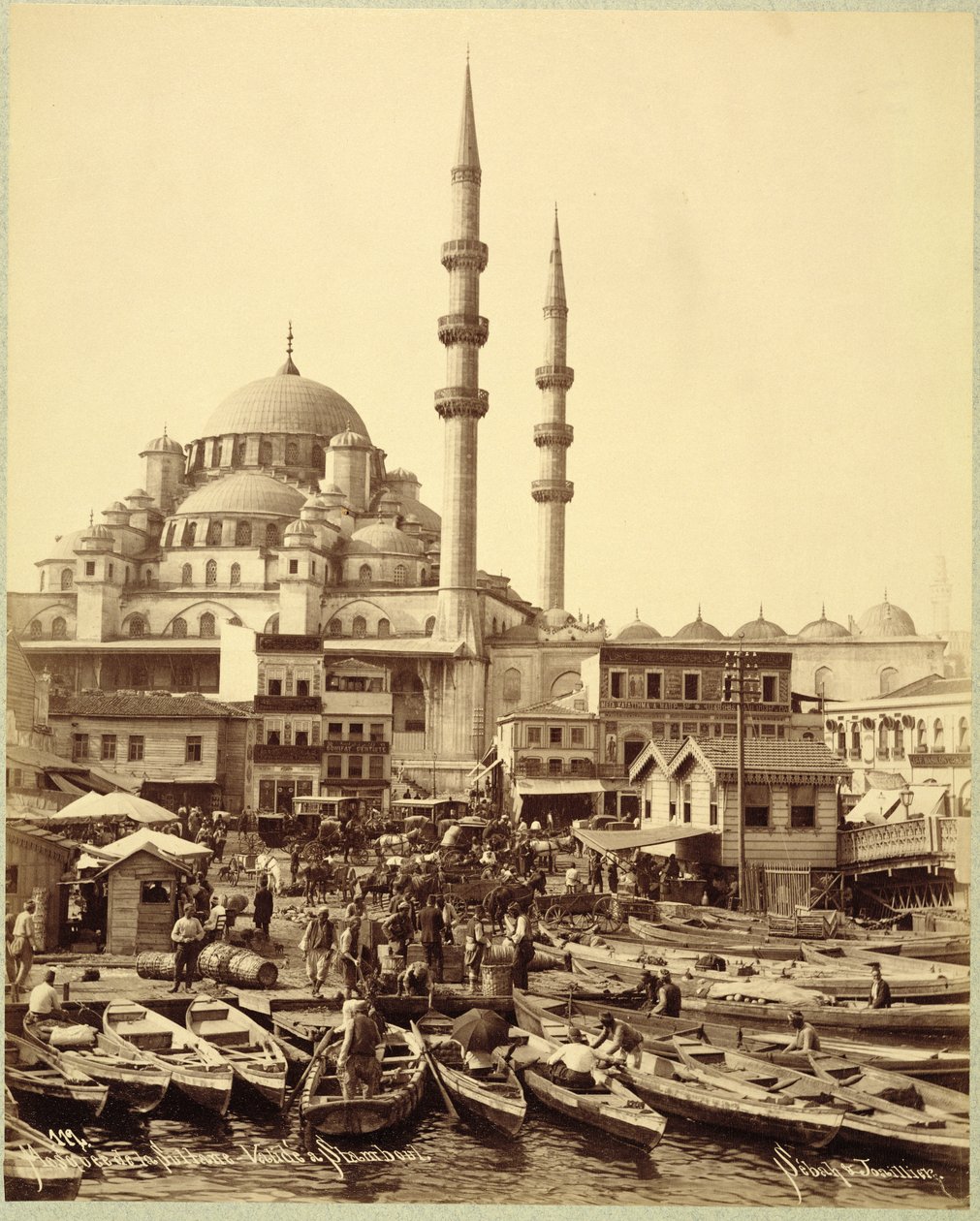 ボスポラス海峡の海岸にあるサンタ ソフィア モスクと漁船、イスタンブール、1890 年頃（白黒写真） 作： セバとジョイリエ