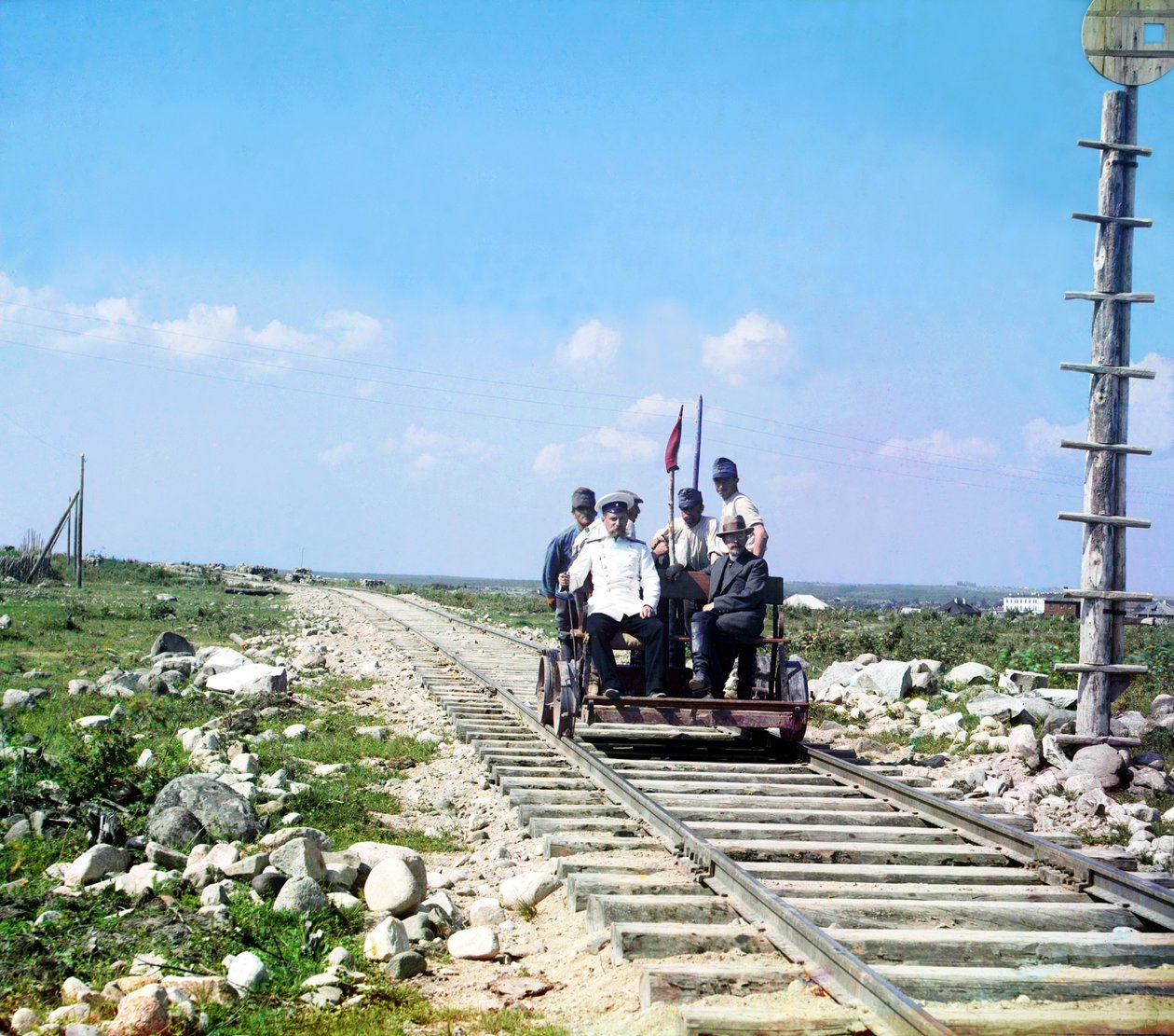 1915年にロシア帝国ムルマンスク鉄道でペトロザヴォーツクの外の鉄道ハンドカーに乗った写真家のセルゲイプロクディンゴルスキー氏と写真家 作： セルゲイ・プロクディン・ゴルスキー