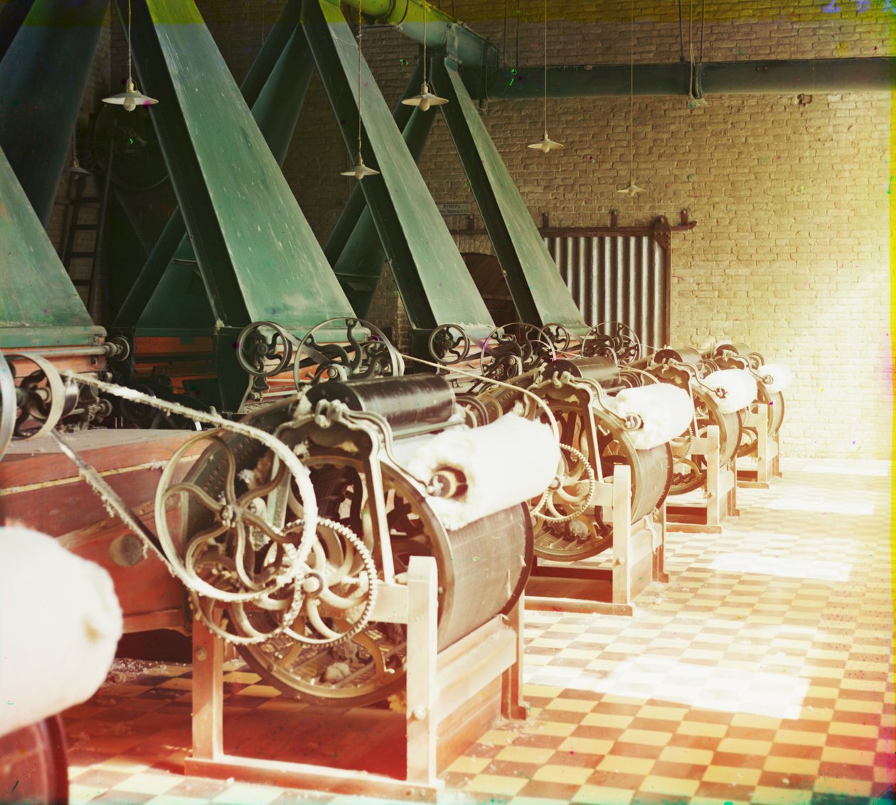 おそらく1905-1915年にタシケントで綿糸を生産する機械を備えた綿織物工場の内部 作： セルゲイ・プロクディン・ゴルスキー