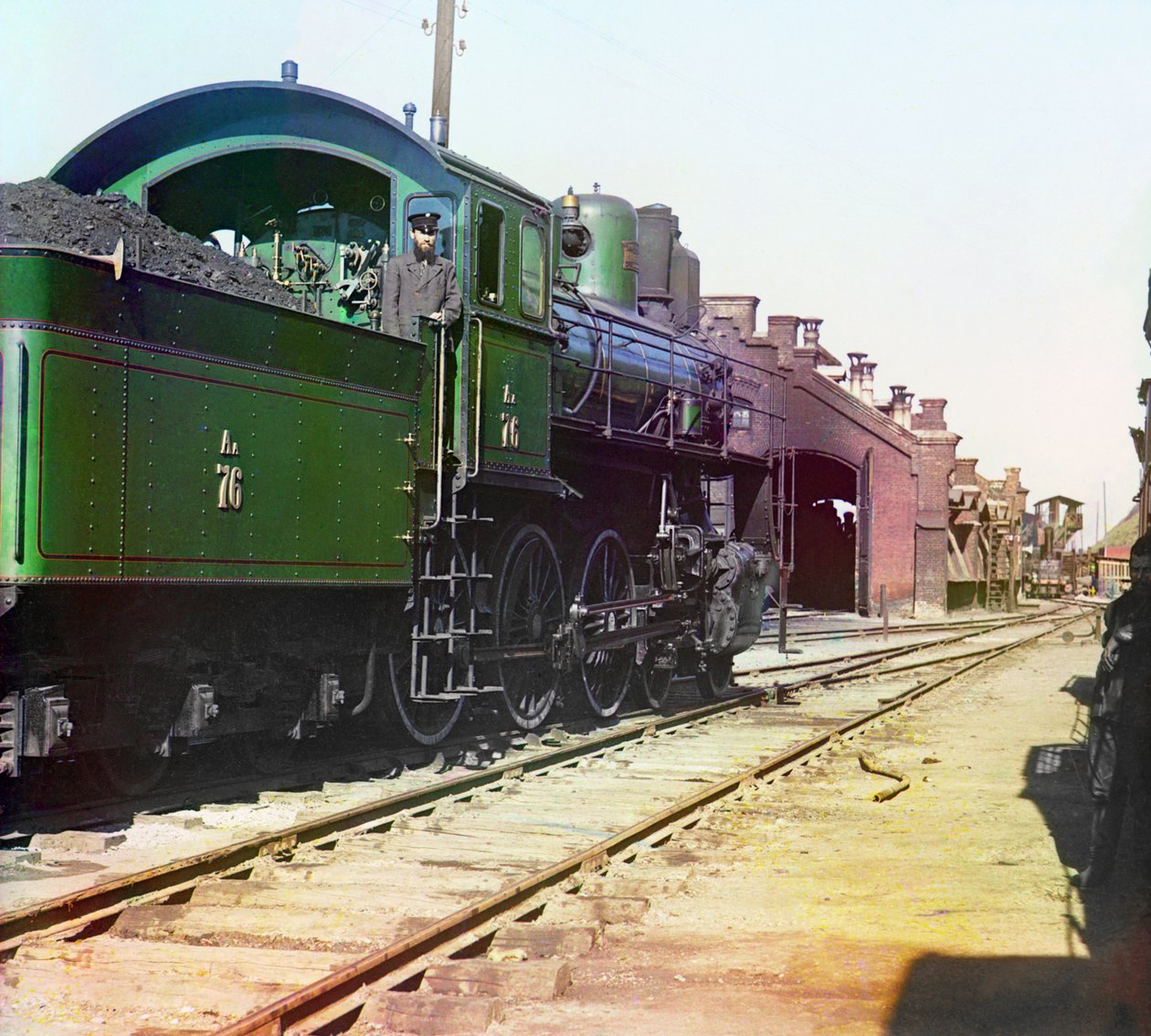 1905年から1915年の間にロシア帝国の鉄道ヤードにある機関車と石炭車 作： セルゲイ・プロクディン・ゴルスキー