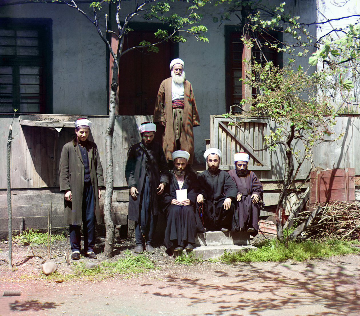 1905年から1915年の間にロシア帝国の家、コーカサスおよび黒海地域の前の6人の男性 作： セルゲイ・プロクディン・ゴルスキー