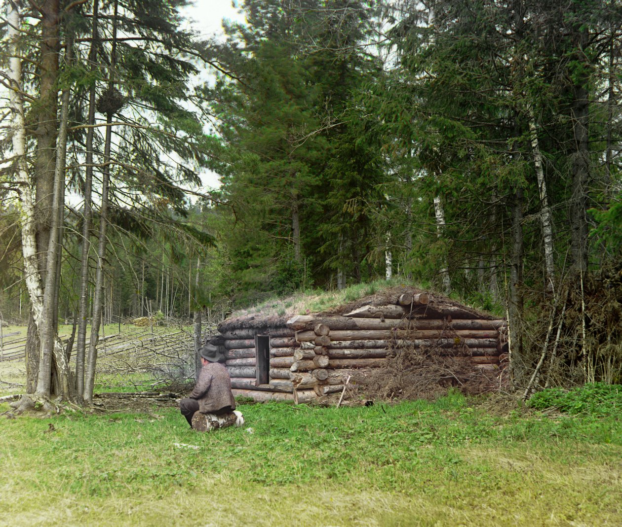 1905年から1915年の間に、ロシア帝国の森で木工とクリア（石炭燃焼）のための小屋の前の男 作： セルゲイ・プロクディン・ゴルスキー
