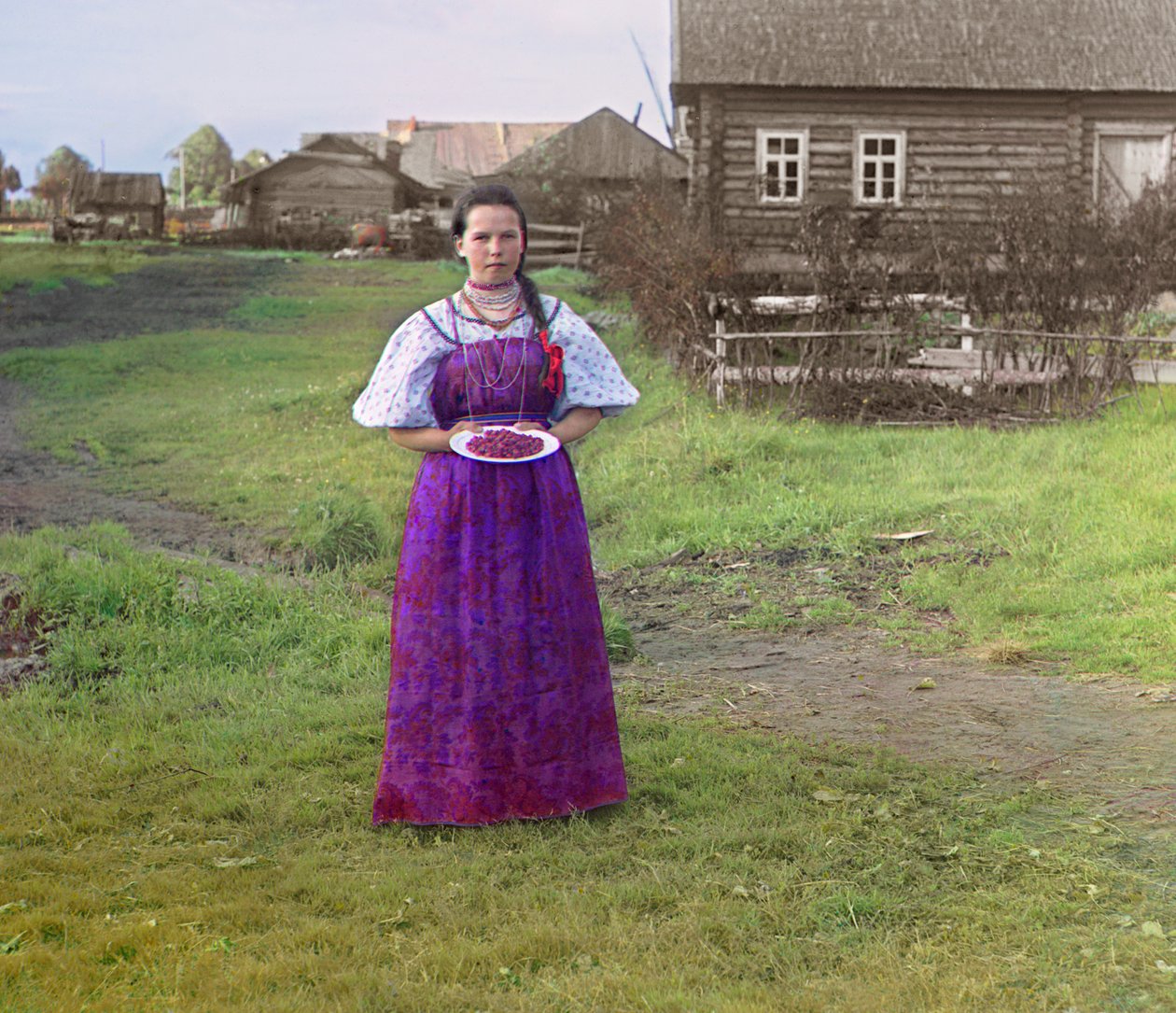 「マリインスキー運河と河川系に沿った眺め」からのロシア帝国の皿にイチゴを持つ少女、1909年 作： セルゲイ・プロクディン・ゴルスキー