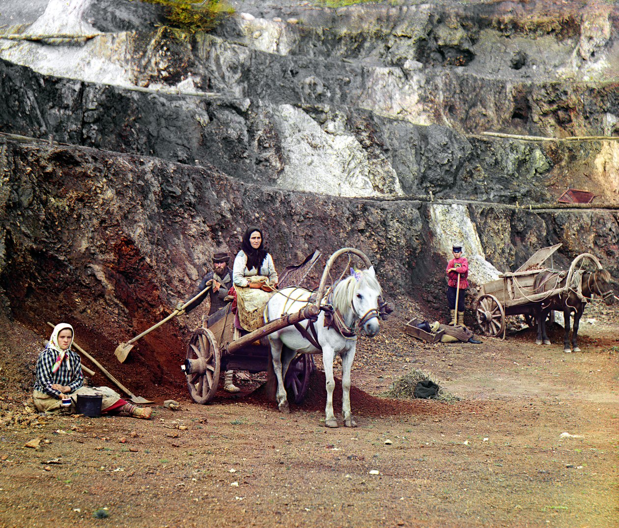 バカルスキー鉱山で働く：1910年、ロシア帝国、ウラル山脈のバカリーの丘の鉄鉱山で働いていたシャベルと馬車のある家族 作： セルゲイ・プロクディン・ゴルスキー