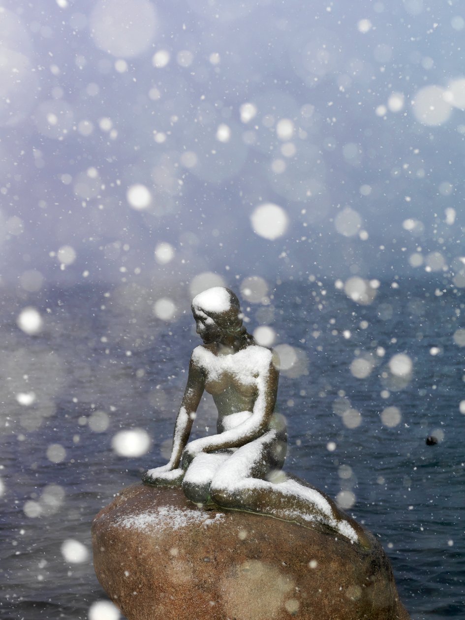 エドヴァルド・エリクセン作「人魚姫」像に降り注ぐ暴風雪、冬のコペンハーゲン、デンマーク、2022年（写真）。 作： シセ・ブリンベルグ