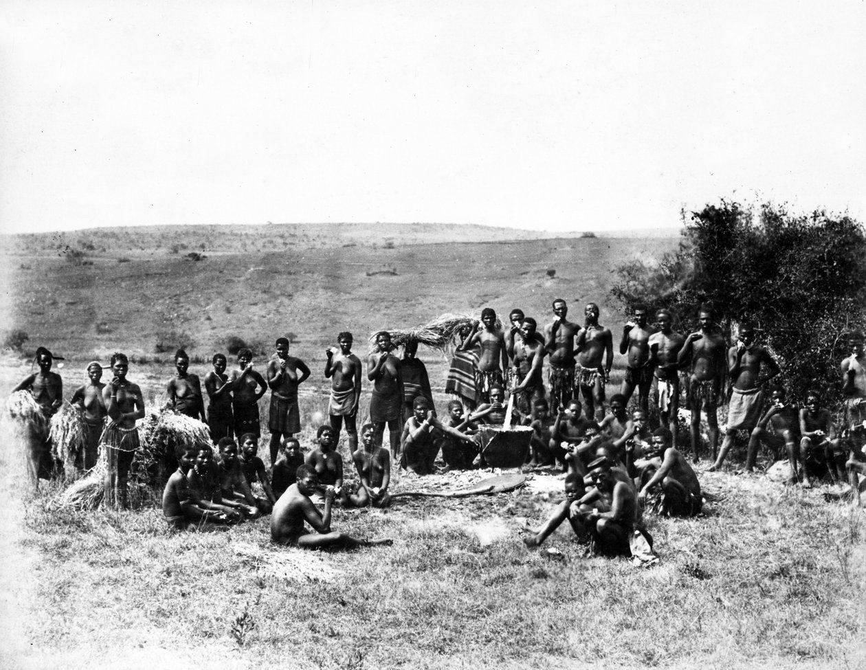スクルフを持つズールスのグループ、1895年頃 作： 南アフリカの写真家
