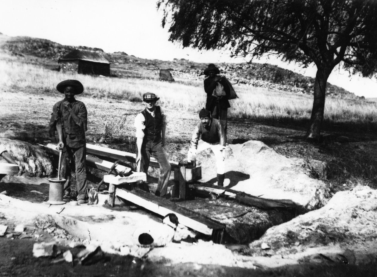 ヨハネスブルグでのパンニング、1900年頃 作： 南アフリカの写真家