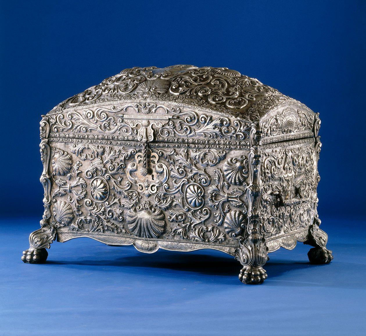重要なスペイン植民地時代の銀の金庫、c.1800（木製のベースと木製のインテリアの銀） 作： 南アメリカの学校