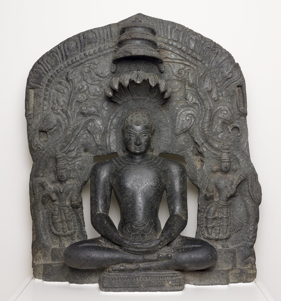 瞑想に座った蛇のフードを持ったジャイナ・ティールタンカラ・パールシュヴァナタ（Dhyanamudra）、インド、カルナータカ州（亜塩素酸塩） 作： 南インド学校