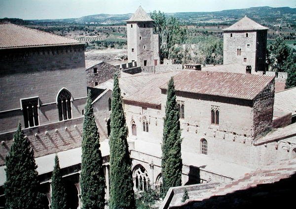 1149年に設立され、1940年に復元されたサンタマリアデポブレ修道院の眺め 作： スペイン語学校