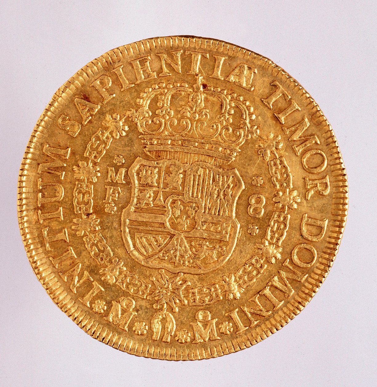 スペインの金貨（8ecu）：フィリップ（フィリッポまたはフィリップ）5世（1700-1746年）の時代。1739年 直径3.6cm ナポリ、ムゼオ・アルケオロジコ 作： スペイン語学校