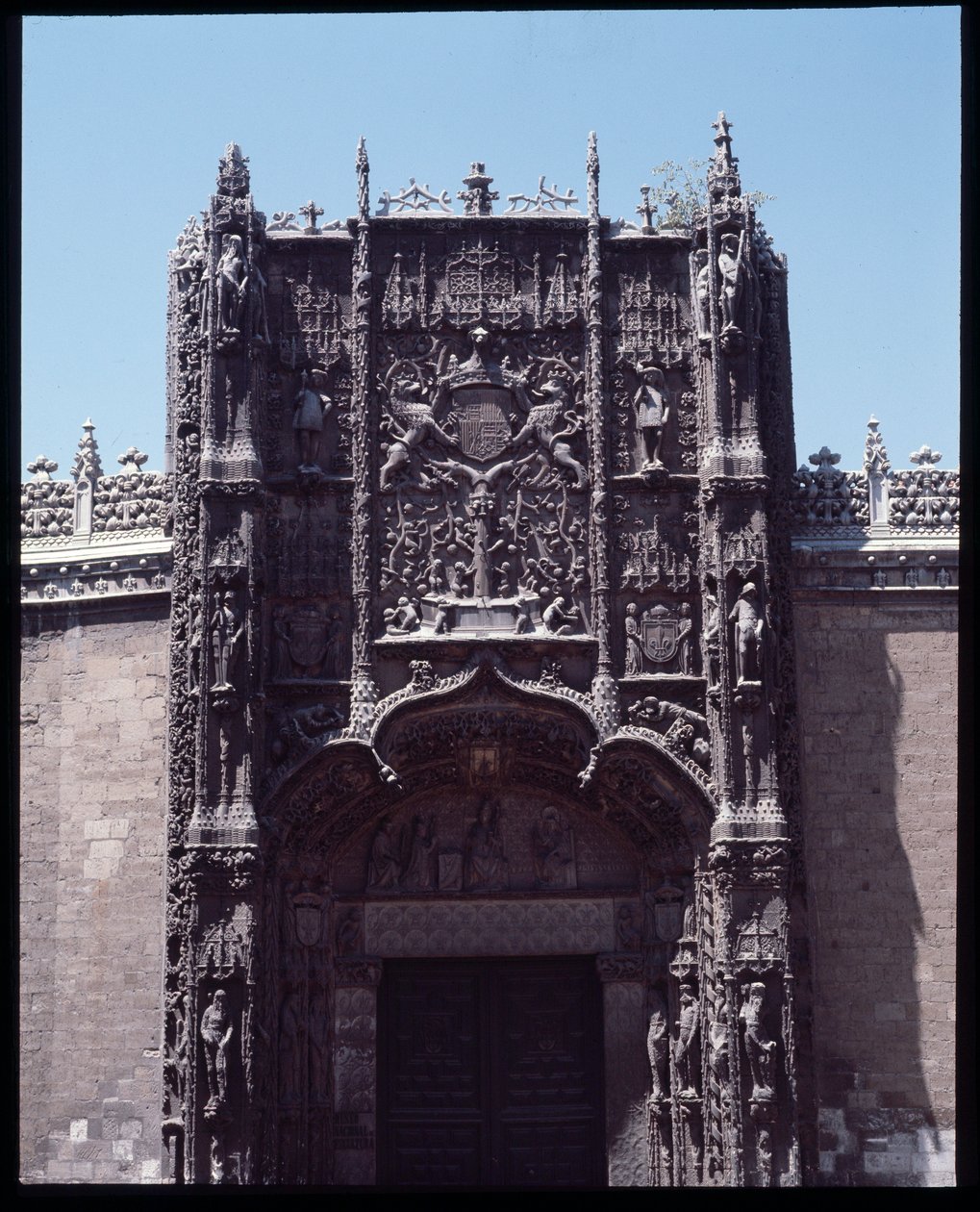Gothic Art Isabelin: facade du college saint Gregoire (San Gregorio) 1488-1496 Valladolid, Spain (ゴシック美術：コレジオ(Colegio de San Gregorio)のファサードの様子 Valladolid Spain) 作： スペイン語学校