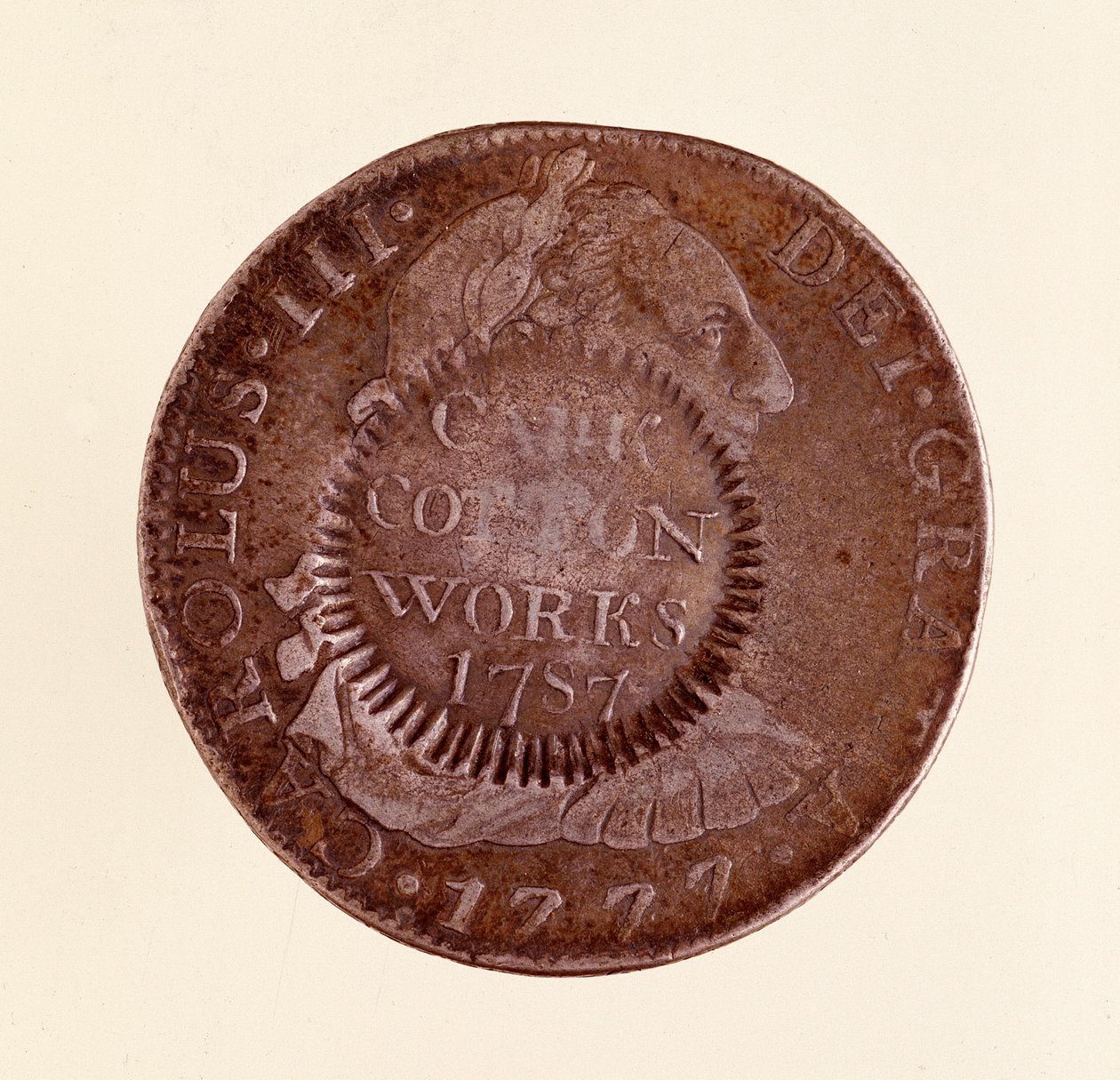 スペインの銀貨（8レアル）：チャールズ3世の時代（1759〜1788年）。1777年、1787年のカウンターマーク付き。直径3.9cm ナポリ、考古学博物館 作： スペイン語学校